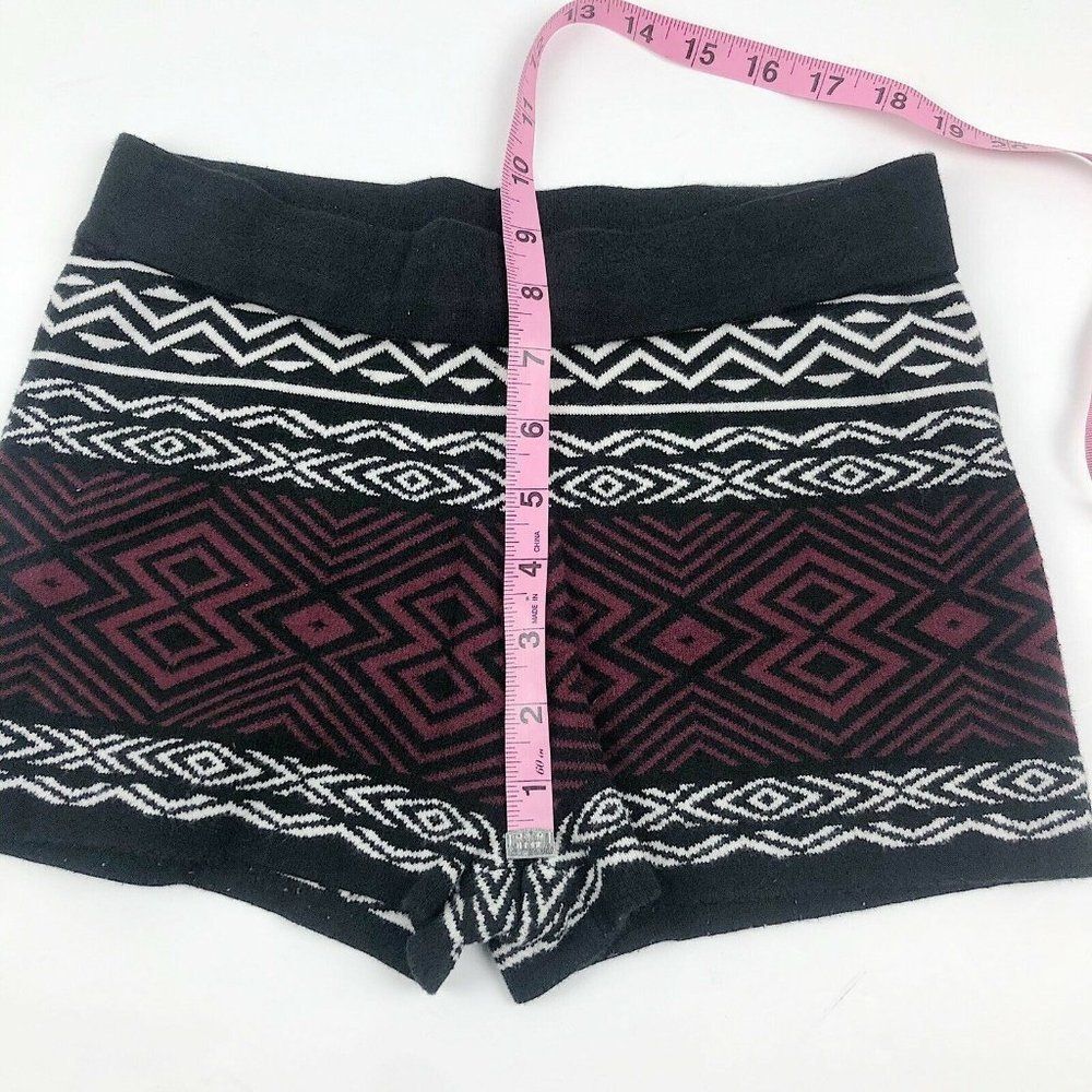 Forever 21 Aztec Patterned High Waist Hot shorts - Picture 4 of 4
